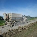 3. Épandage du ciment en poudre sur le chemin