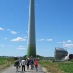 Visiteurs en marche vers une éolienne