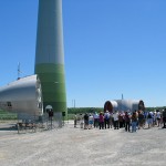 Groupe de visiteurs au pied d’une éolienne