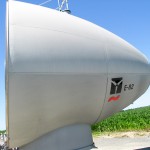 Nacelle au pied d’une éolienne