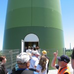 Visiteurs en file pour s’approcher de la porte de la tour